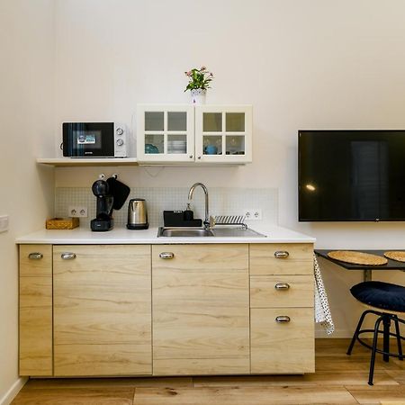 Stylish Yellow Suite In The Heart Of Будапеща Екстериор снимка