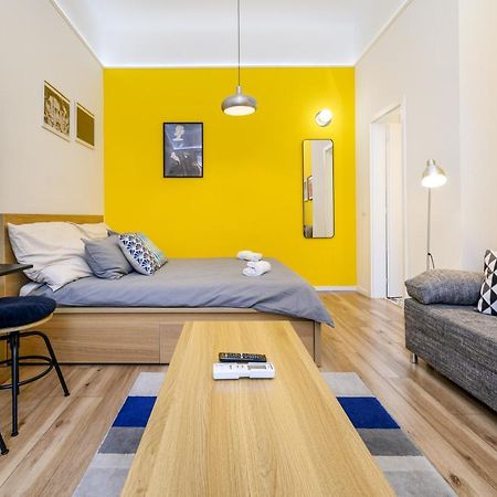 Stylish Yellow Suite In The Heart Of Будапеща Екстериор снимка