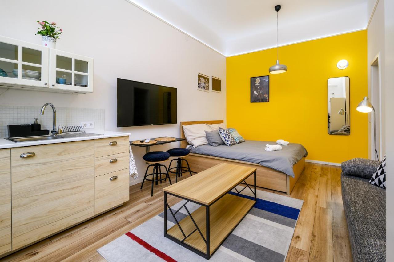 Stylish Yellow Suite In The Heart Of Будапеща Екстериор снимка