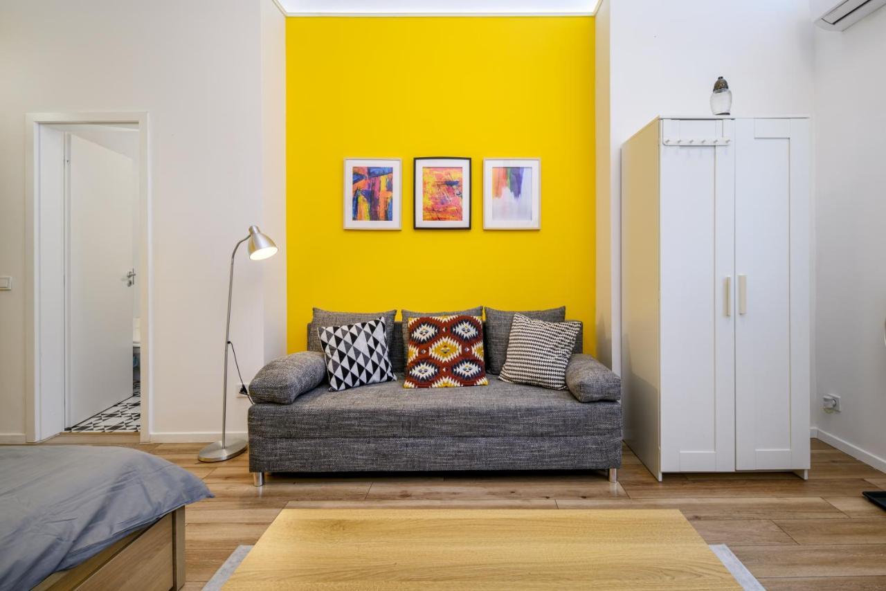 Stylish Yellow Suite In The Heart Of Будапеща Екстериор снимка