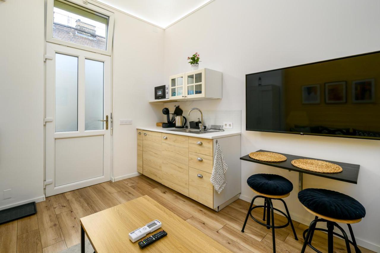 Stylish Yellow Suite In The Heart Of Будапеща Екстериор снимка